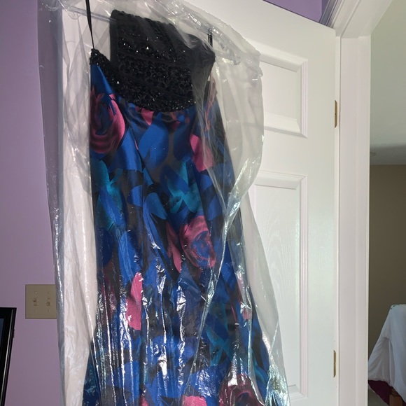PROM DRESS ** GREAT CONDITION** WORN ONCE - Picture 8 of 9